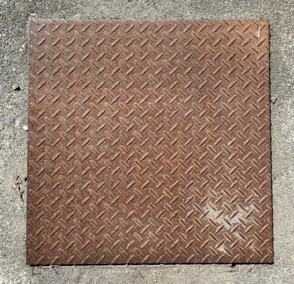 錆びてしまった駐車場で使われているシマ鋼板の蓋