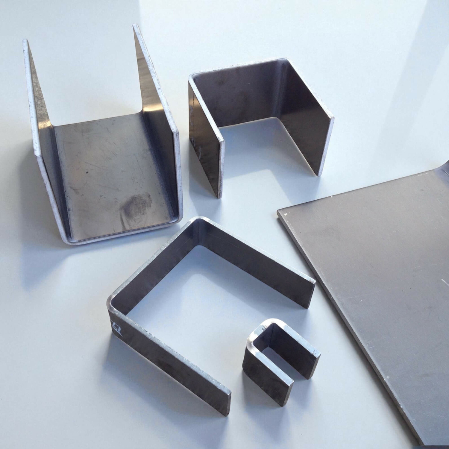 鋼板 コの字曲げ 板厚1.6mm 黒皮鉄板の曲げ加工 | 鋼屋(はがねや)